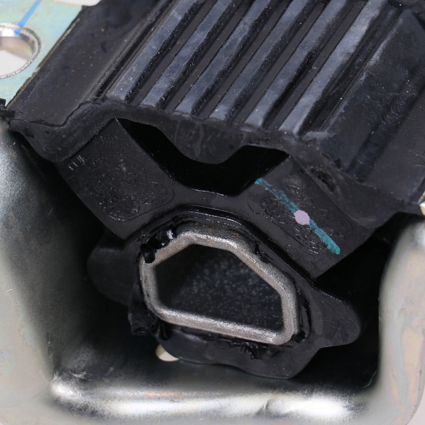 Wieszak silnika prawy Magneti Marelli