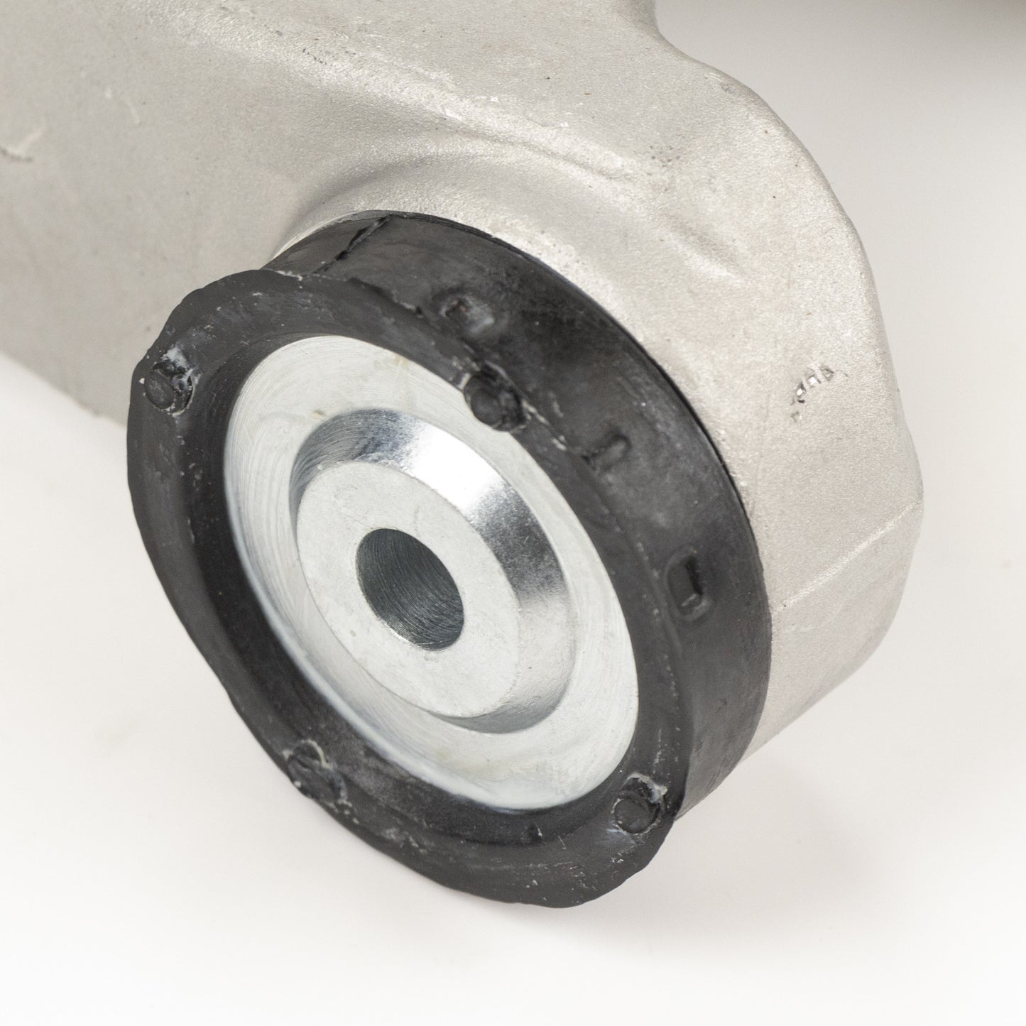 Trójkątny wahacz przedni lewy górny aluminiowy  Magneti Marelli