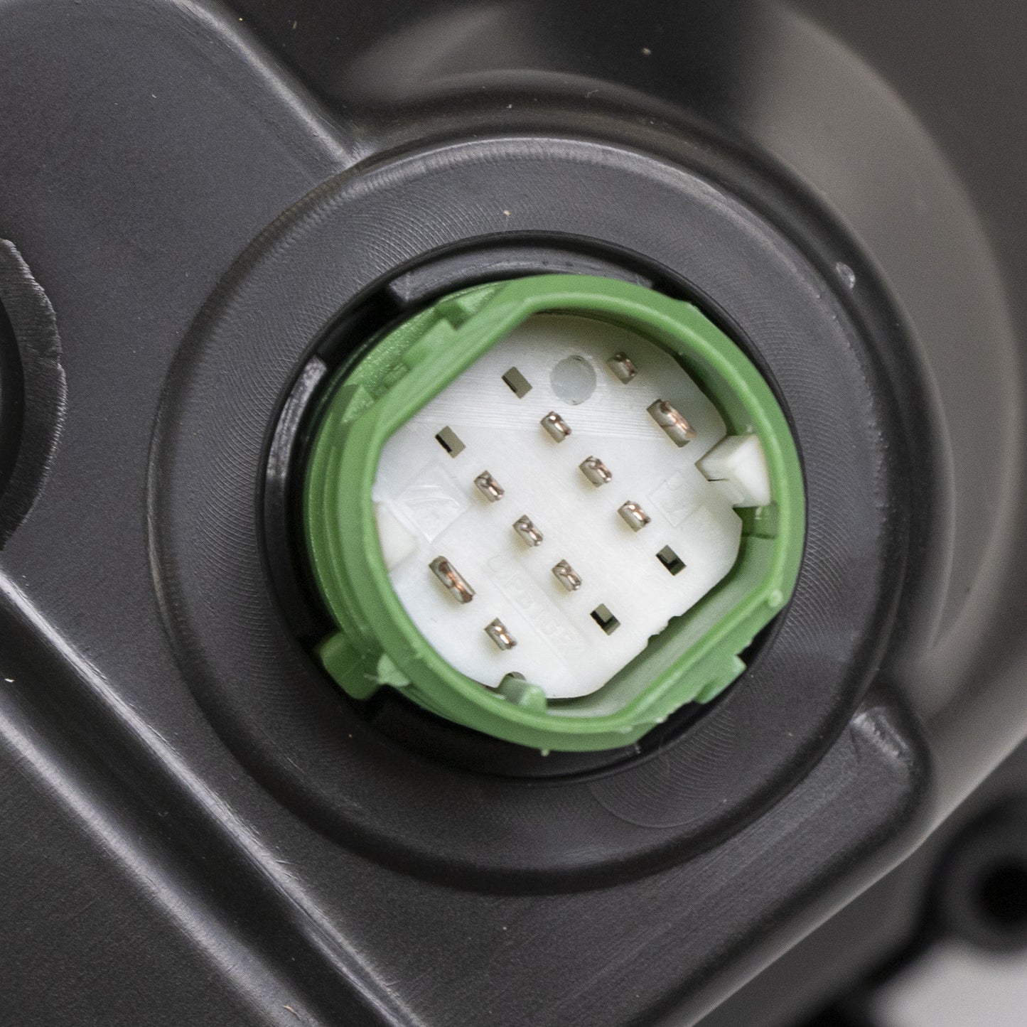 Reflektor czarny lewy od roku produkcji 2014  Magneti Marelli
