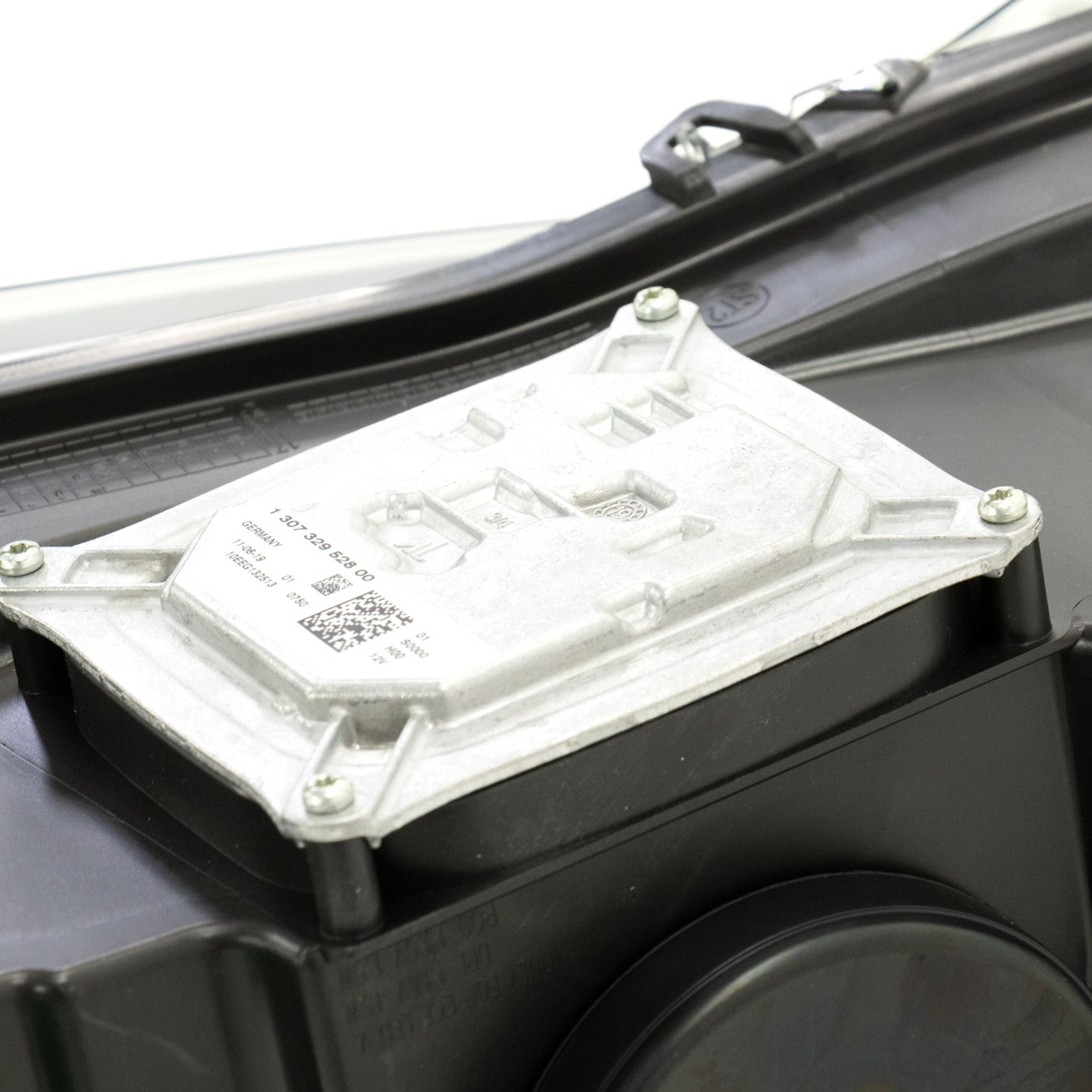 Reflektor czarny lewy od roku produkcji 2014  Magneti Marelli