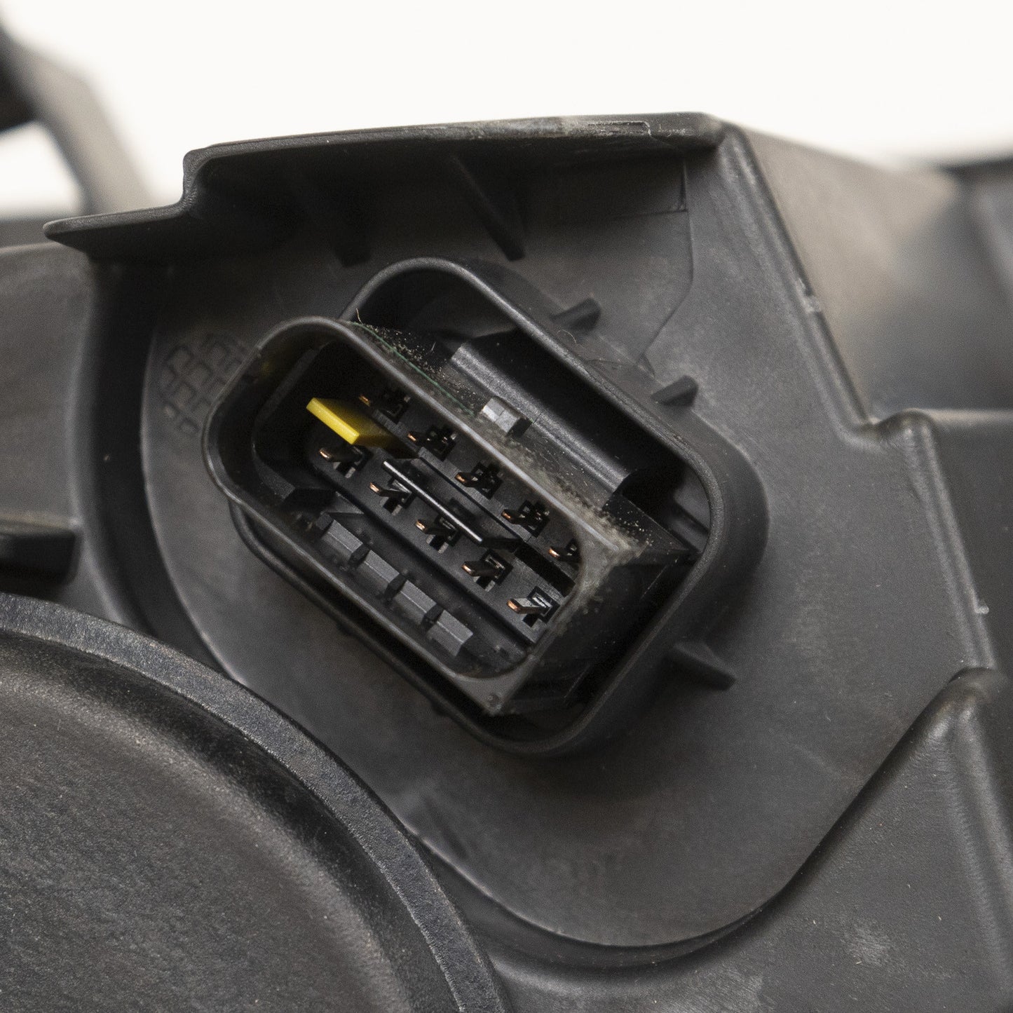 Reflektor przedni lewy