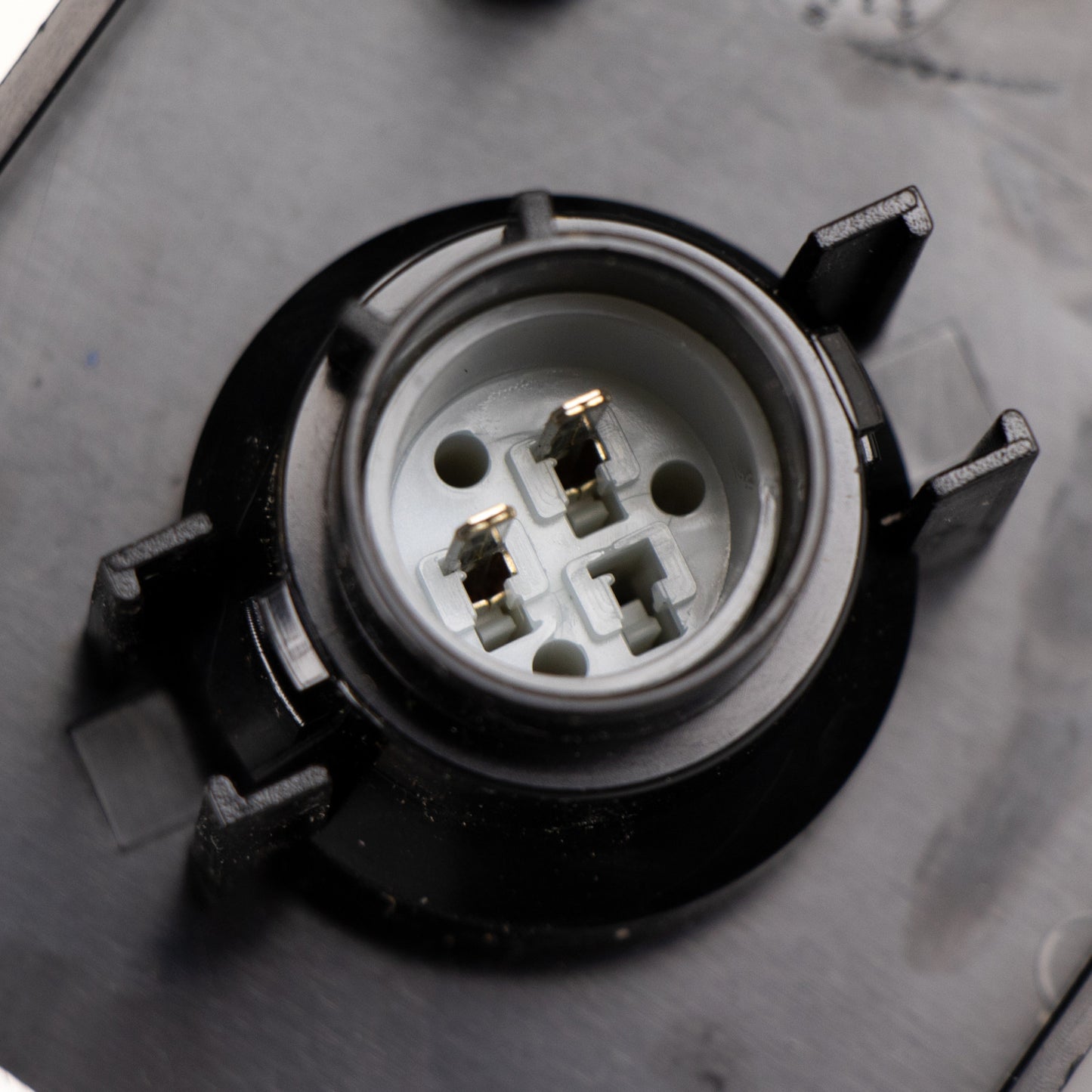 Lampa tablicy rejestracyjnej po lewej stronie skrzyni ładunkowej