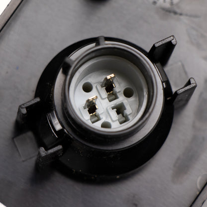 Lampa tablicy rejestracyjnej po lewej stronie skrzyni ładunkowej