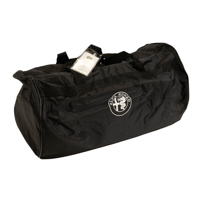 Czarny pokrowiec samochodowy z czerwonym logo Alfa Romeo