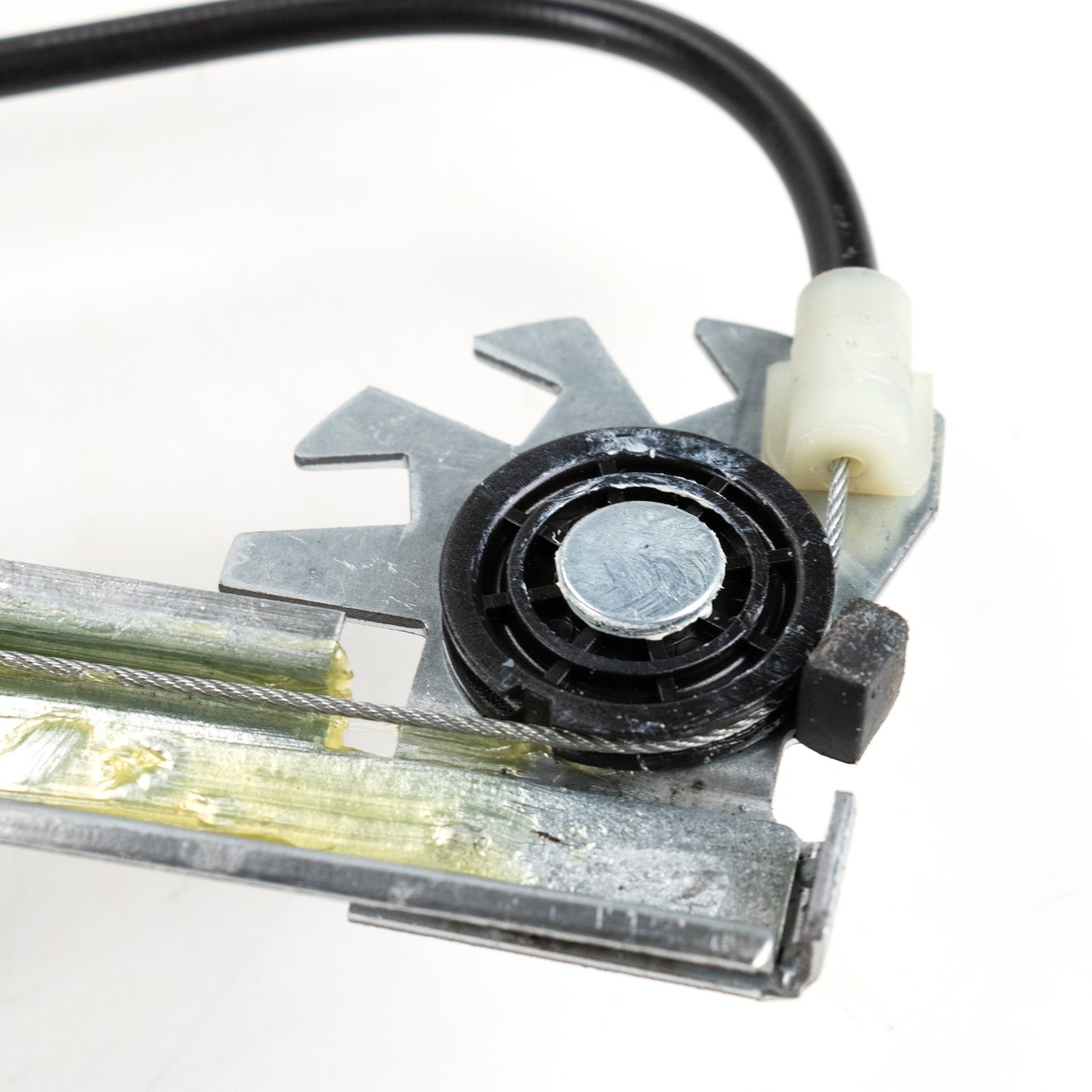 Mechanizm podnośnika szyby po lewej stronie bez silnika Magneti Marelli