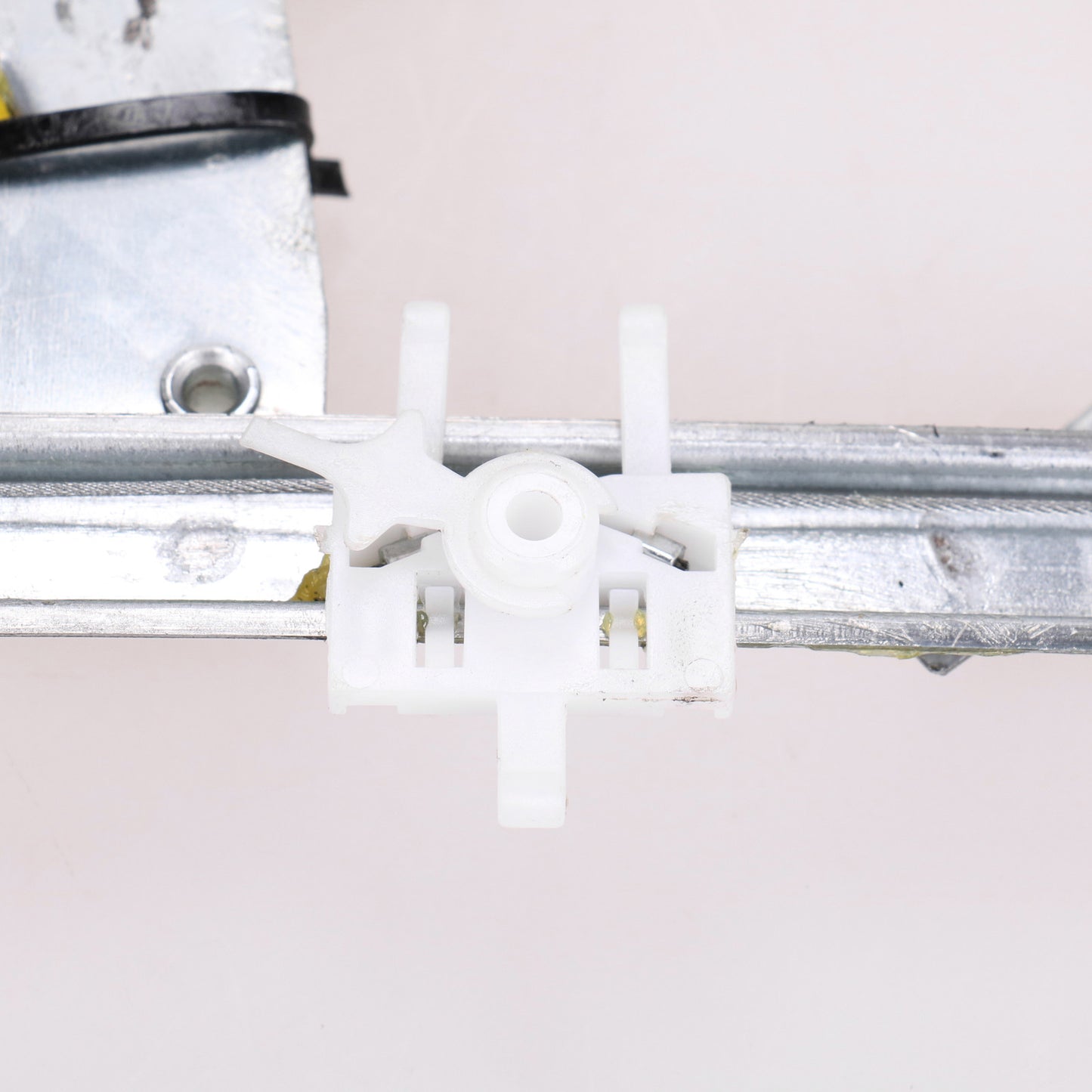 Mechanizm podnośnika szyby po lewej stronie