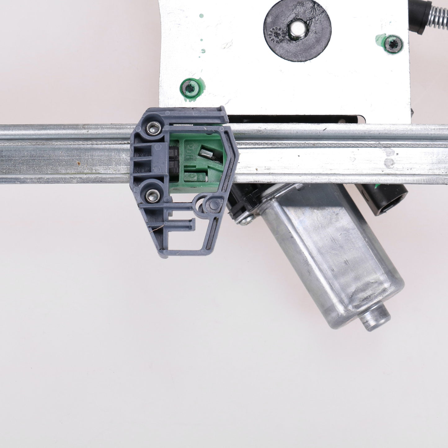 Podnośnik elektryczny przedni lewy z silnikiem Magneti Marelli