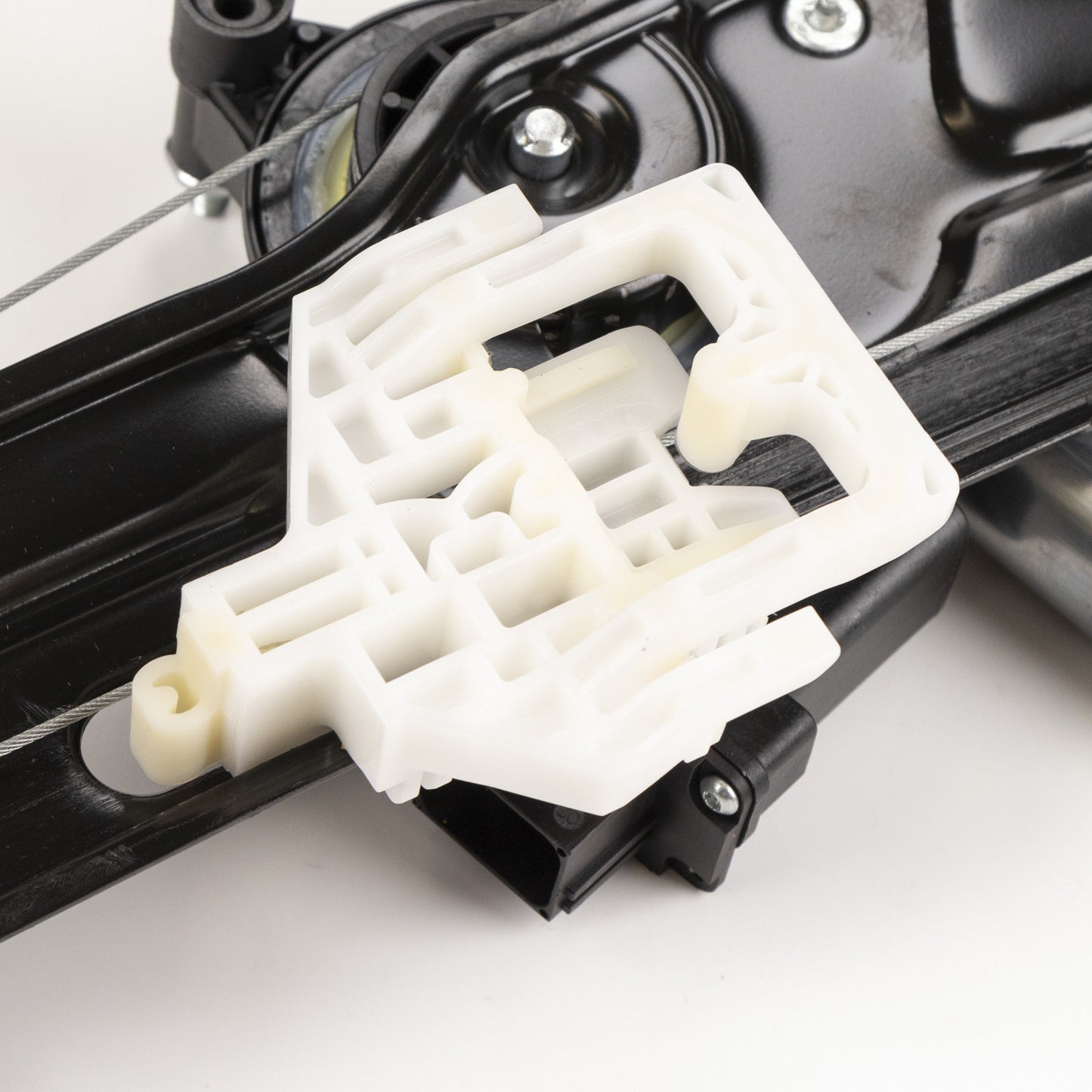 Podnośnik elektryczny przedni lewy z silnikiem OE 51980518