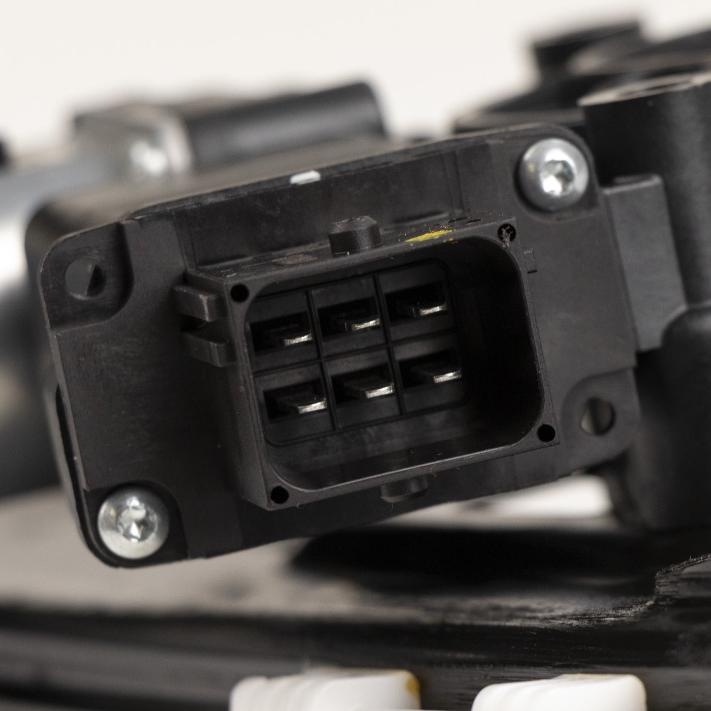 Podnośnik elektryczny przedni lewy z silnikiem OE 51980518