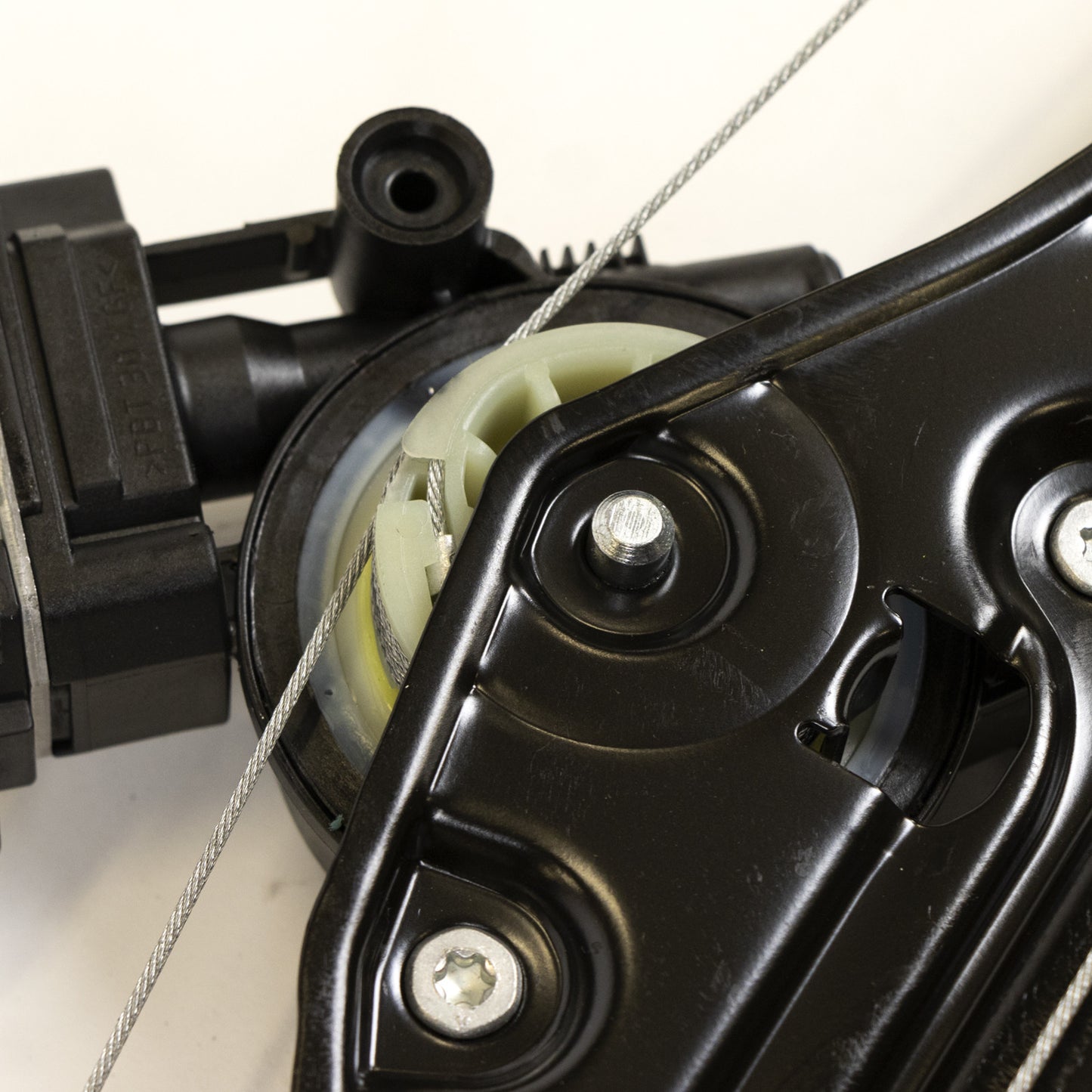 Podnośnik elektryczny przedni lewy z silnikiem Magneti Marelli