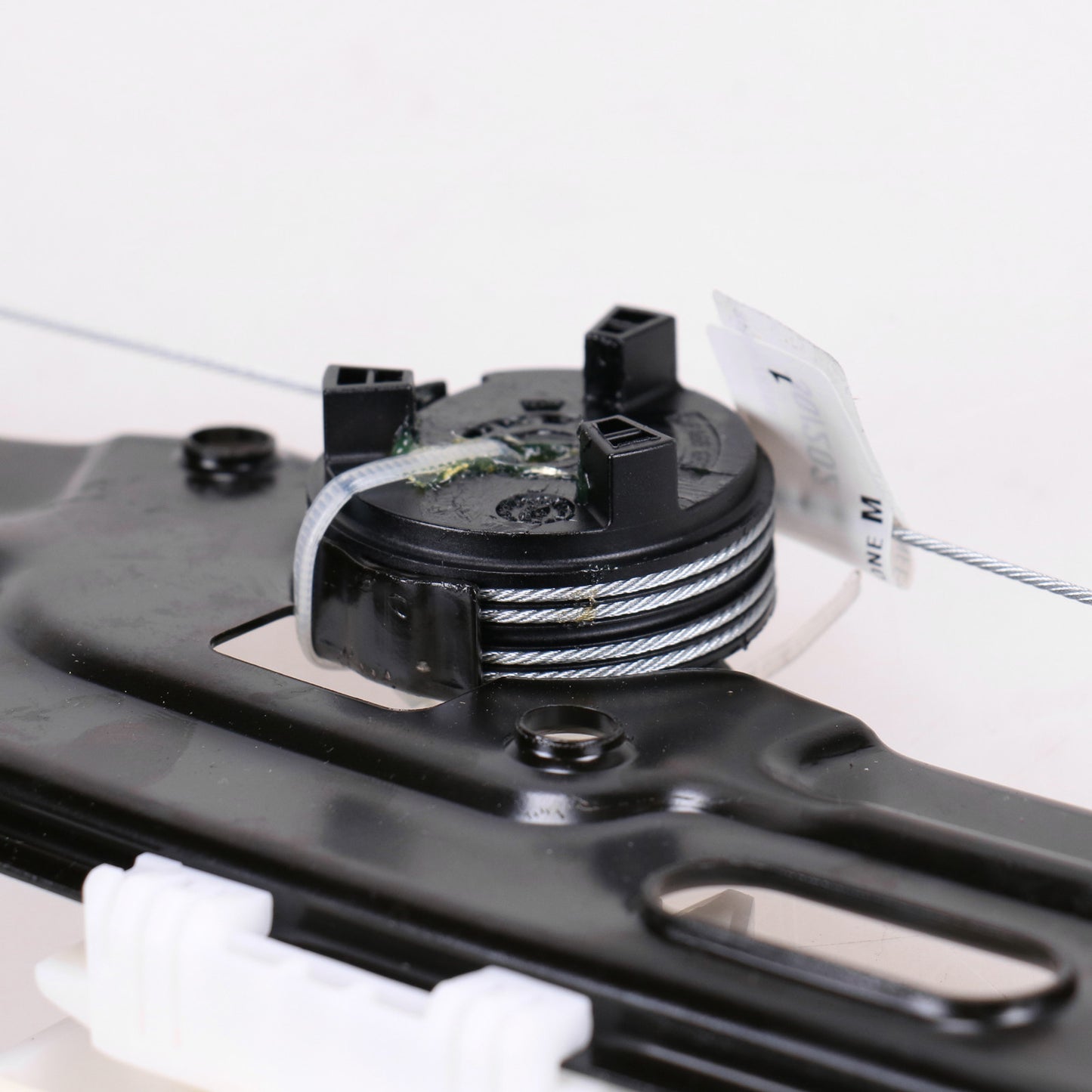 Podnośnik przedniej lewej szyby z urządzeniem do silników elektrycznych