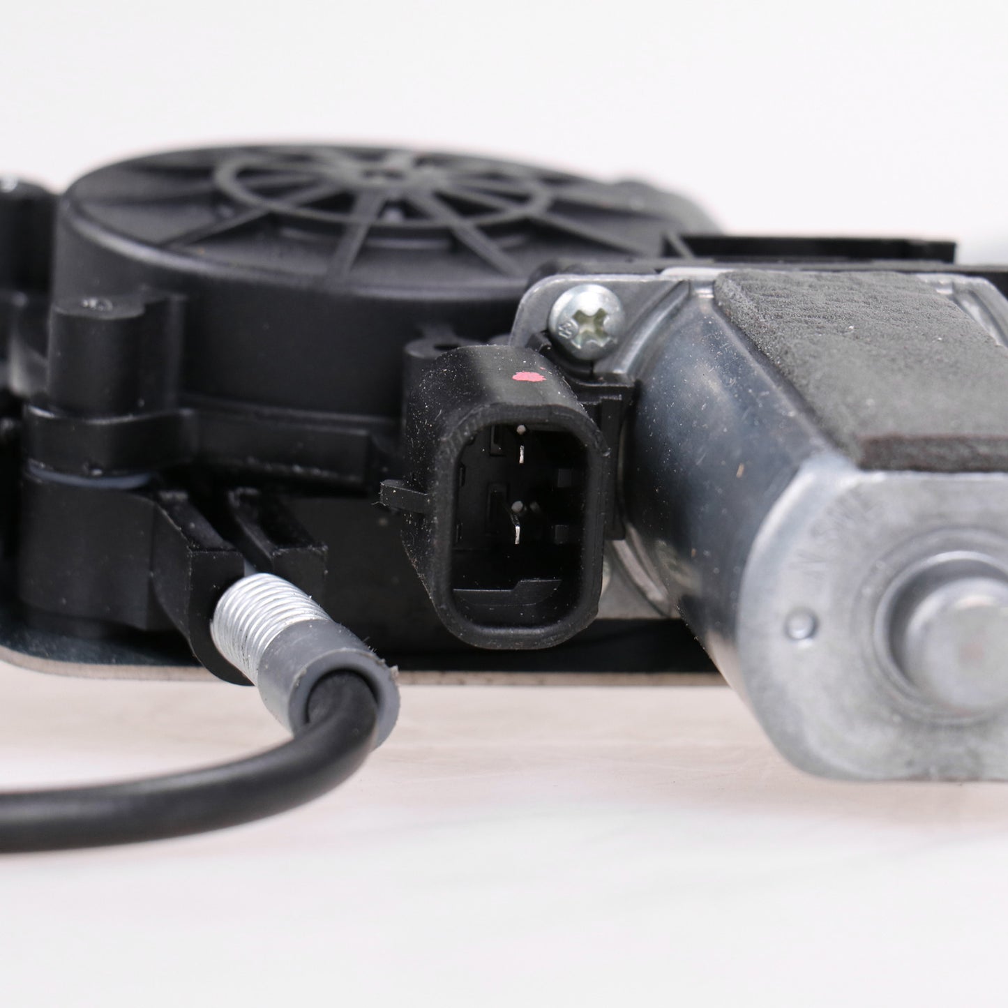 Elektryczny podnośnik szyby przedniej prawej silnik na linie  Magneti Marelli