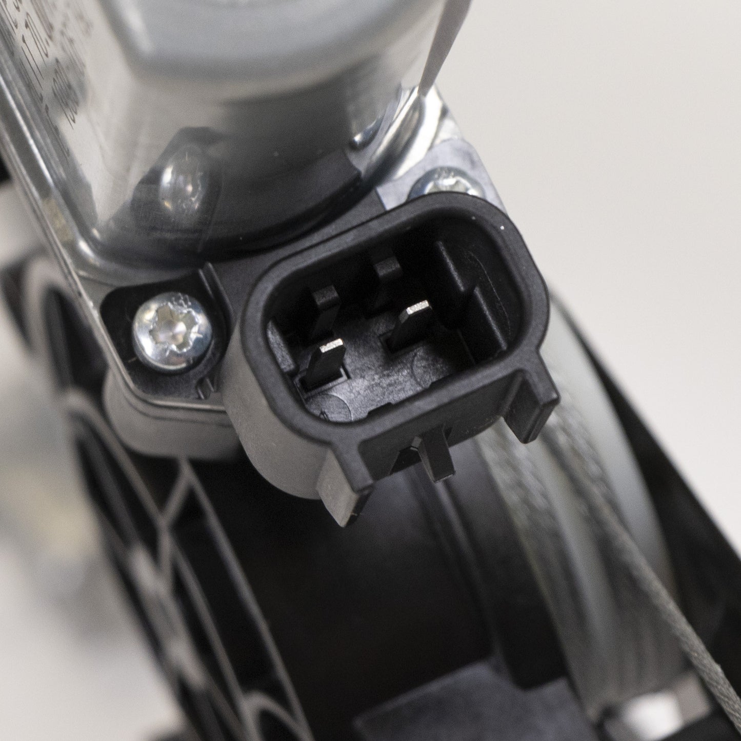 Podnośnik szyby przedniej lewej strony elektryczny OE 1394449080