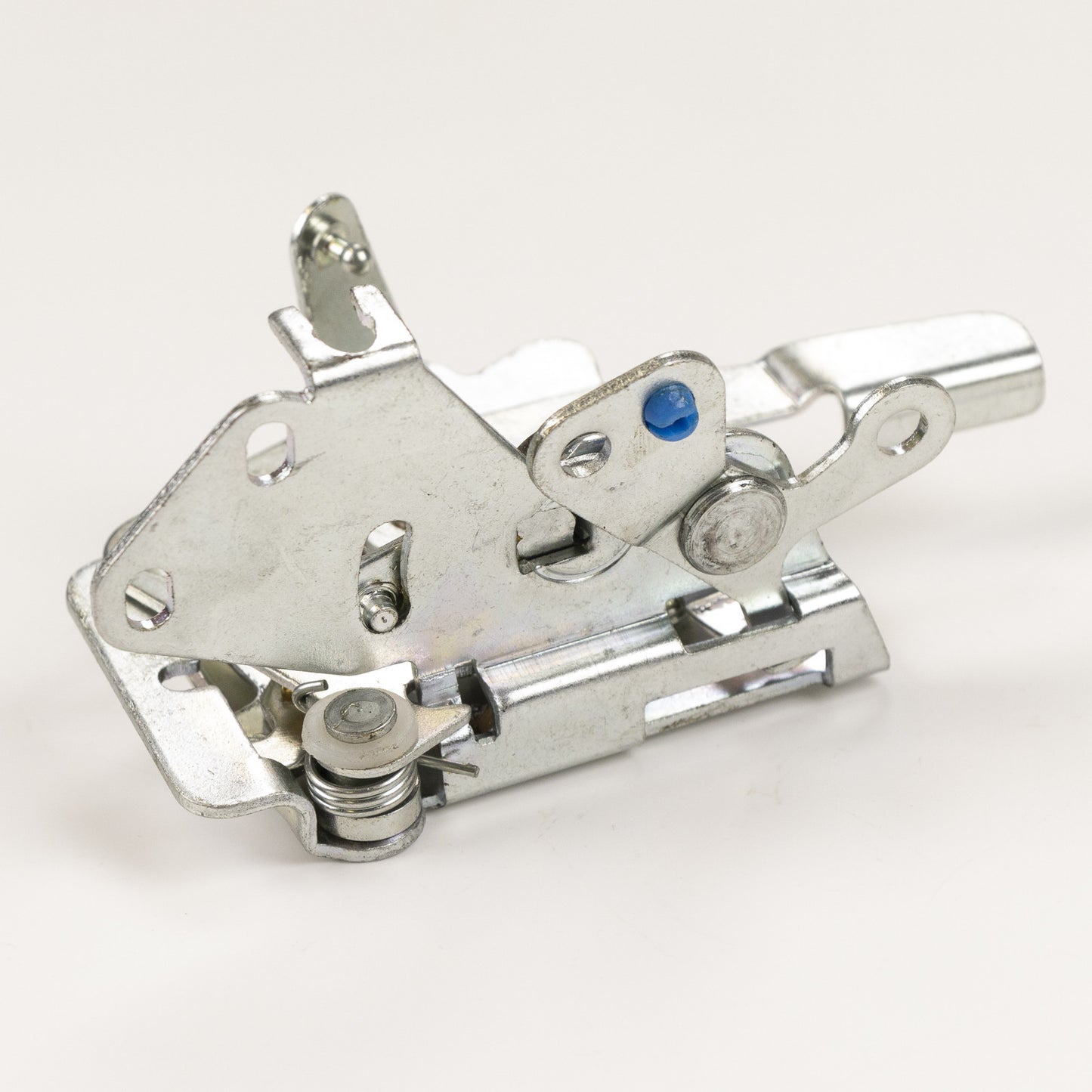 Mechanizm zamykania i otwierania drzwi po prawej stronie