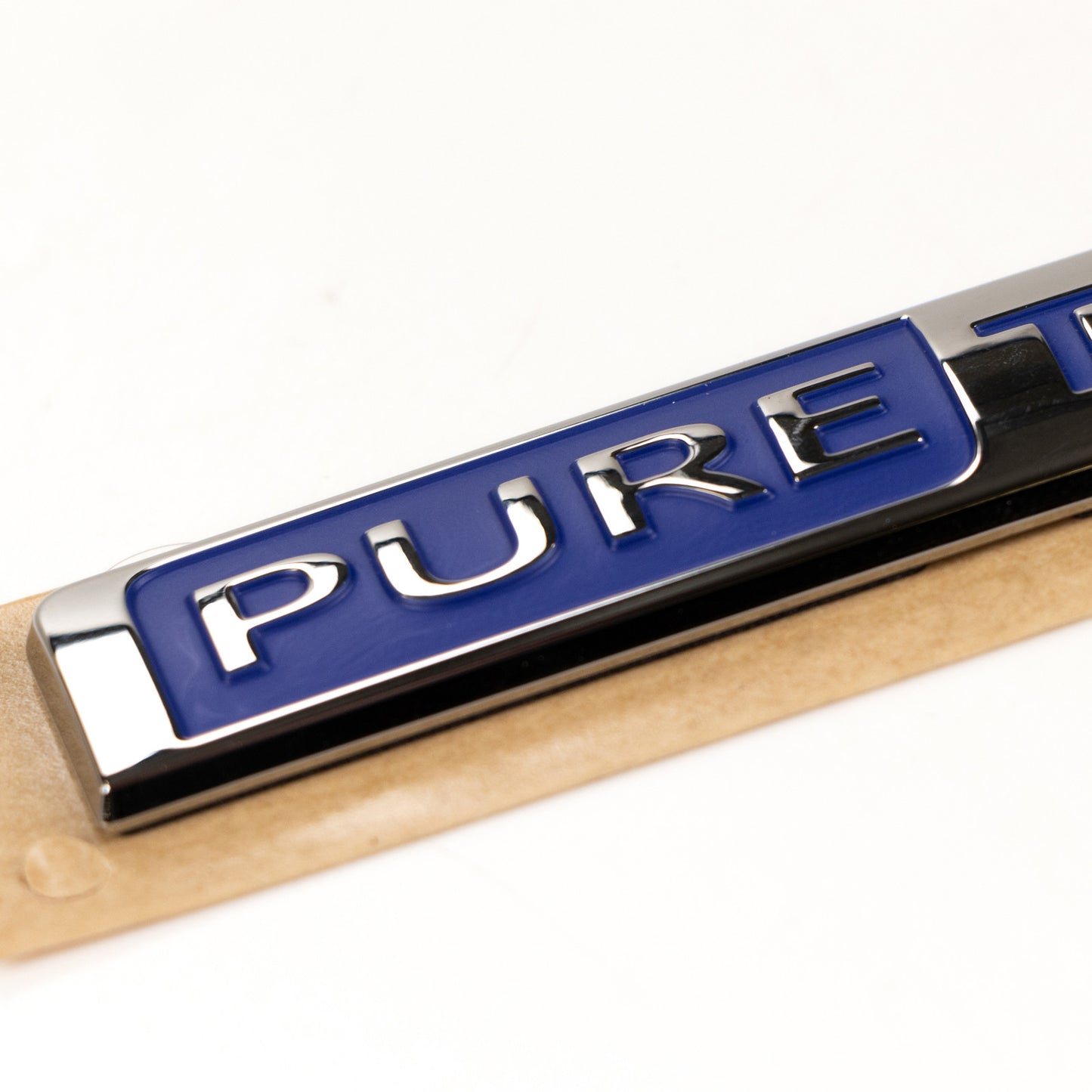 Emblemat na tylnej klapie z napisem „PureTech PSA OE 98173926VD